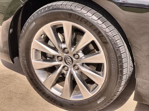 Used 2017 Toyota Camry XLE image 9