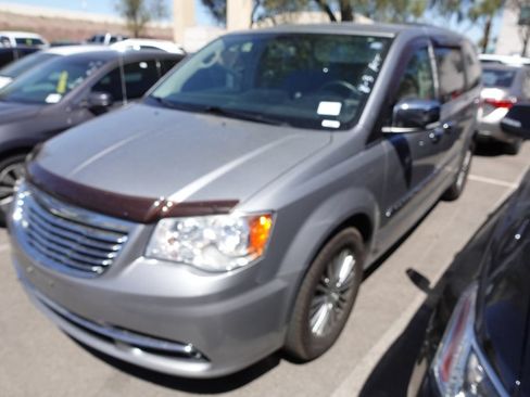 Used 2014 Chrysler Town & Country Touring-L w/ Driver Convenience Group FWD image 3