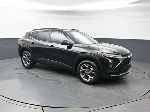 Used 2025 Chevrolet Trax LT FWD image 8