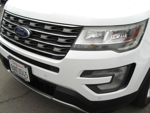 Used 2017 Ford Explorer XLT w/ Equipment Group 202A FWD image 4
