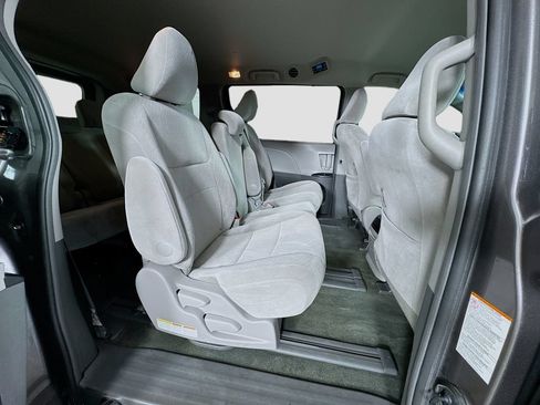 Used 2017 Toyota Sienna LE FWD image 28