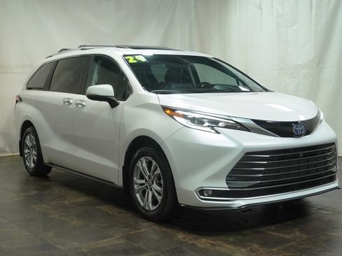 Used 2024 Toyota Sienna Platinum AWD/4WD image 1