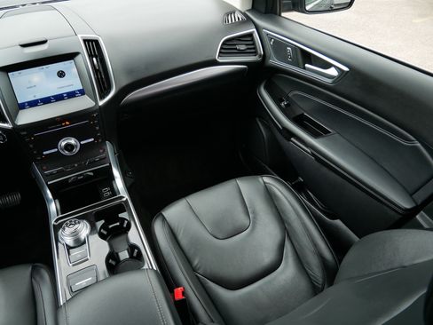 Used 2019 Ford Edge Titanium FWD image 11