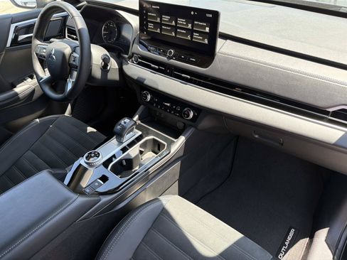 Used 2025 Mitsubishi Outlander SE FWD image 26