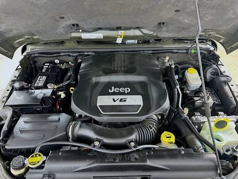 Used 2015 Jeep Wrangler Unlimited Sahara w/ Connectivity Group image 25