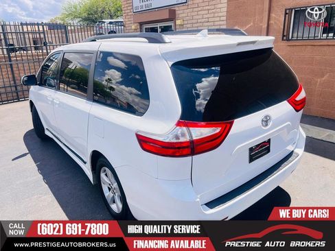 Used 2018 Toyota Sienna LE w/ Carpet Mat Package FWD image 10