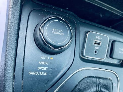 Used 2020 Jeep Cherokee High Altitude AWD/4WD image 19