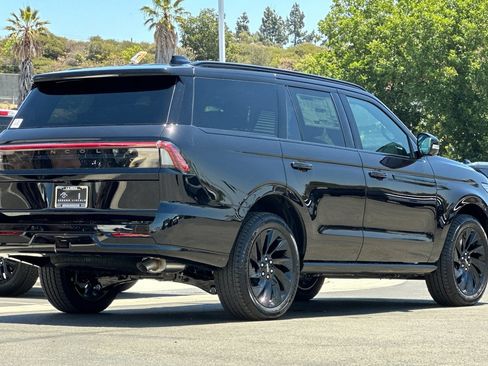 New 2026 Lincoln Navigator Reserve w/ Jet Appearance Package AWD/4WD image 3