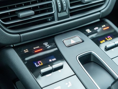 Certified 2026 Porsche Macan image 21