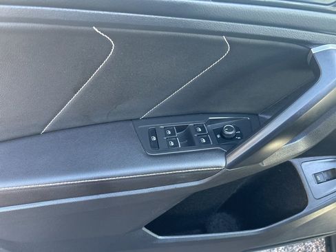 Used 2024 Volkswagen Tiguan SE image 15