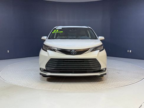 Used 2021 Toyota Sienna XLE image 6