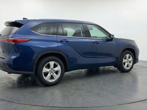 Used 2025 Toyota Highlander LE image 9