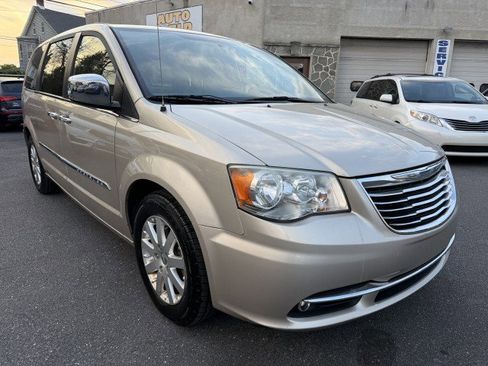 Used 2012 Chrysler Town & Country Touring-L w/ Entertainment Group #2 FWD image 4