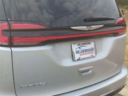 Used 2024 Chrysler Pacifica Touring-L image 22