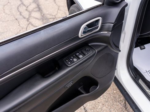 Used 2020 Jeep Grand Cherokee Limited w/ Luxury Group II image 16