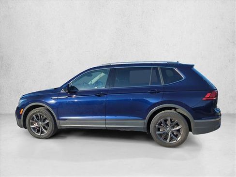 Used 2023 Volkswagen Tiguan SE w/ Panoramic Sunroof Package image 5