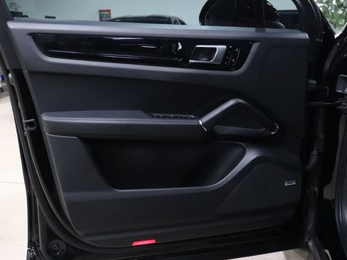 Used 2021 Porsche Cayenne image 10