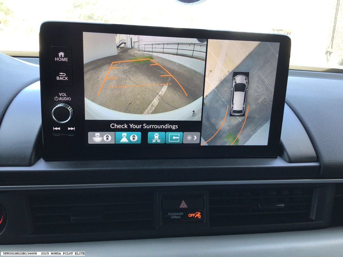 Used 2025 Honda Pilot Elite image 18