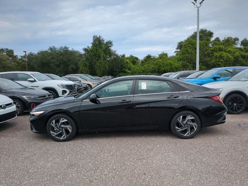 Used 2025 Hyundai Elantra Limited FWD image 2