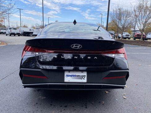 Used 2025 Hyundai Elantra Sport image 8