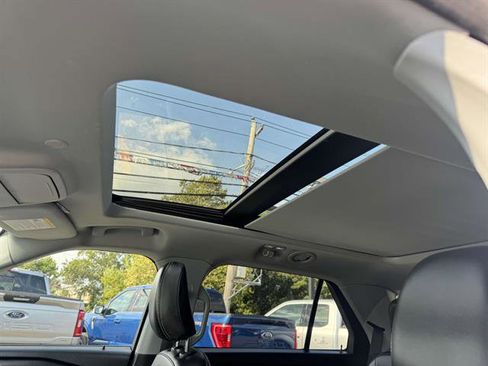 Used 2022 Ford Explorer XLT w/ Equipment Group 202A image 12