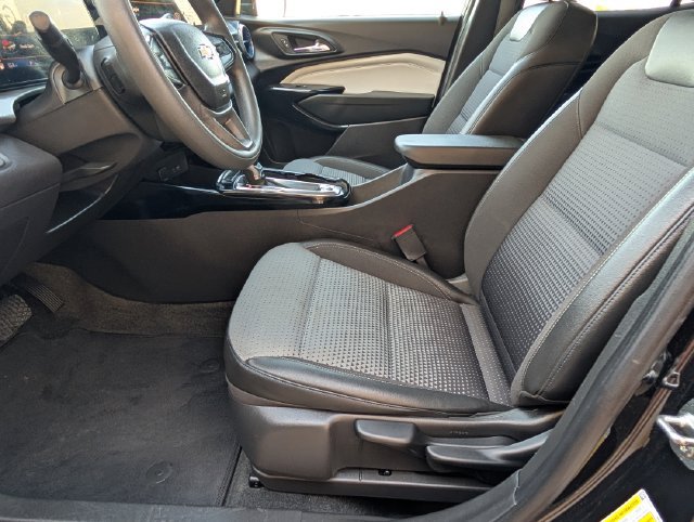 Certified 2025 Chevrolet Trax LT FWD image 13