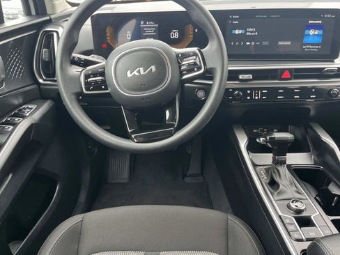 Used 2025 Kia Sorento LX FWD image 9