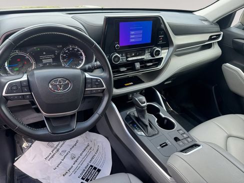Used 2024 Toyota Highlander XLE AWD/4WD image 10