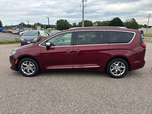 Used 2019 Chrysler Pacifica Limited w/ Advanced Safetytec Group FWD image 2