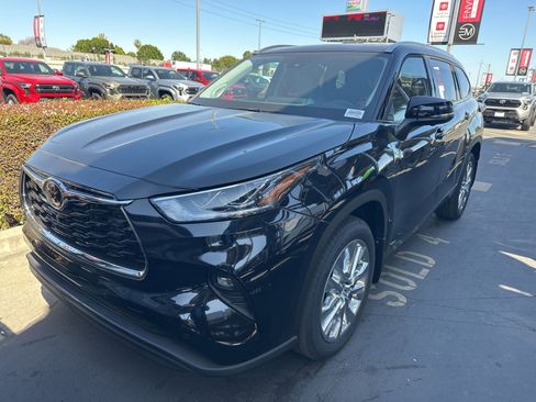 Used 2026 Toyota Highlander Limited AWD/4WD image 2