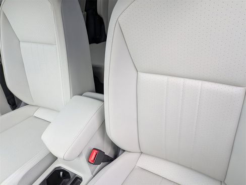 Used 2022 Volkswagen Tiguan SE R-Line image 16