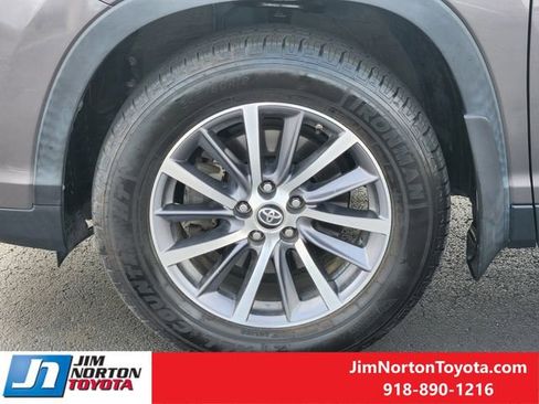 Used 2019 Toyota Highlander XLE image 14
