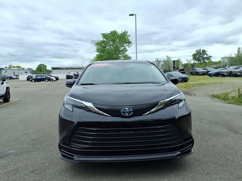 Certified 2024 Toyota Sienna LE FWD image 2