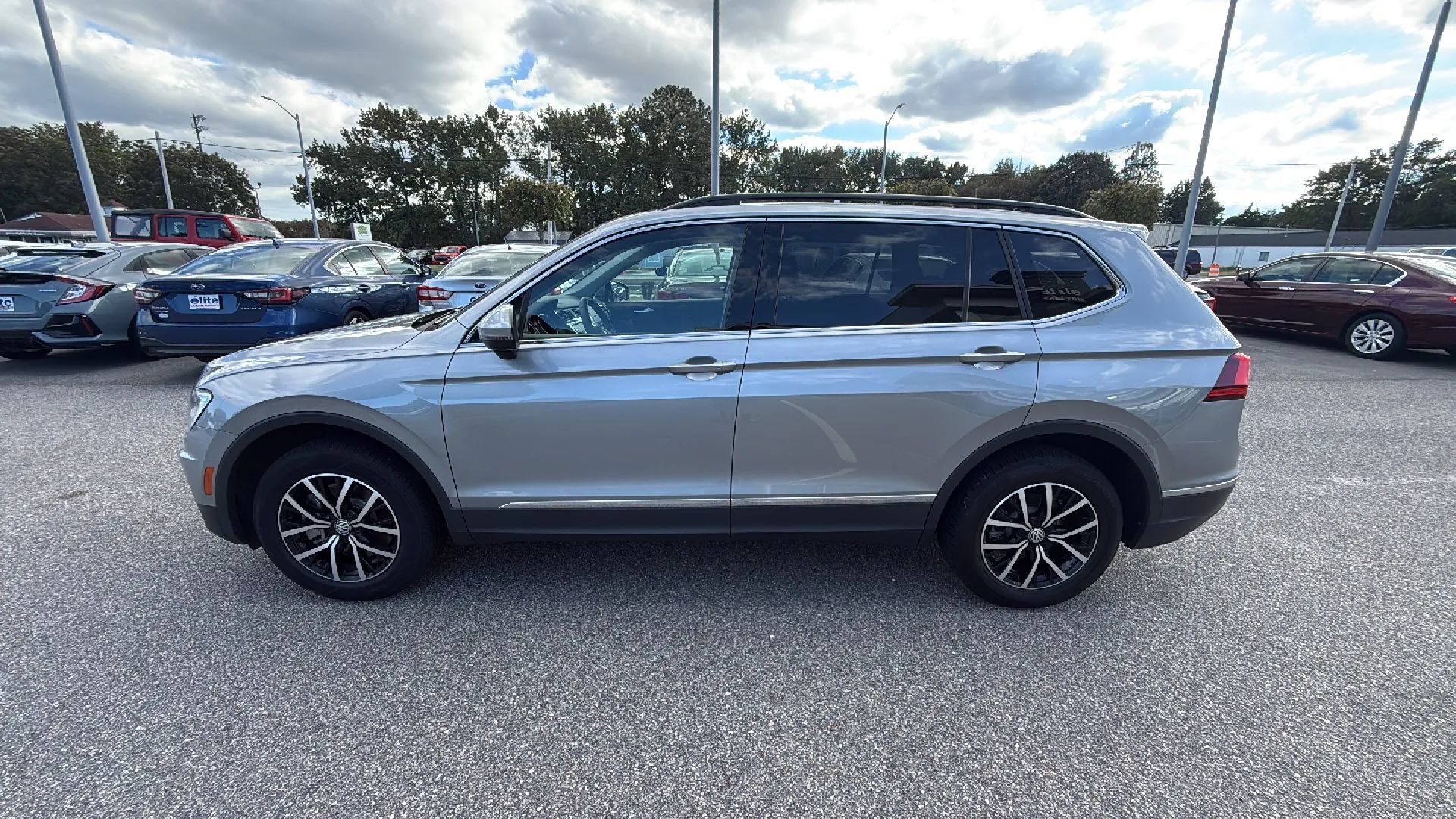Used 2021 Volkswagen Tiguan SE w/ Panoramic Sunroof Package FWD image 4