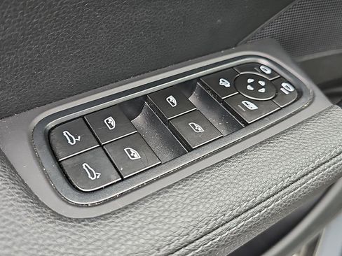 Used 2024 Porsche Cayenne AWD/4WD image 24