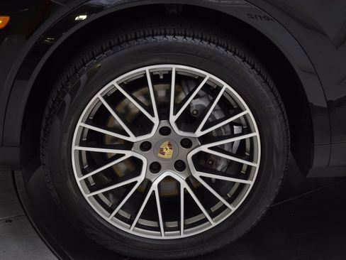 Used 2022 Porsche Cayenne AWD/4WD image 12