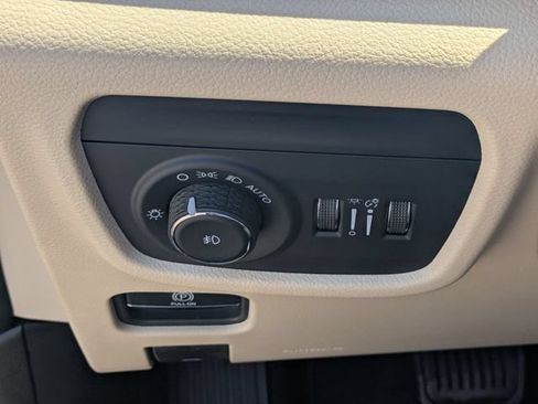 New 2026 Jeep Grand Cherokee L Limited w/ Luxury Tech Group II RWD image 17