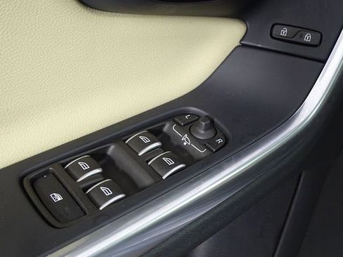 Used 2017 Volvo S60 T5 Inscription image 18