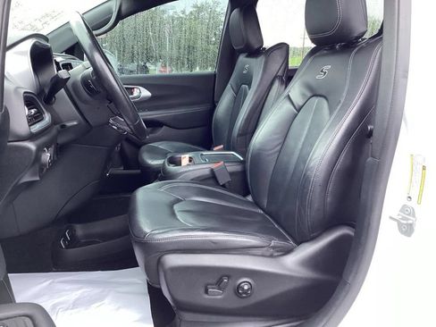 Used 2018 Chrysler Pacifica Touring-L Plus w/ S Appearance Package FWD image 14