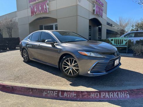Used 2022 Toyota Camry XLE image 1