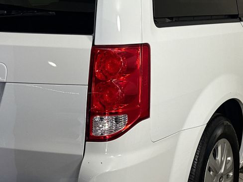 Used 2019 Dodge Grand Caravan SE image 32