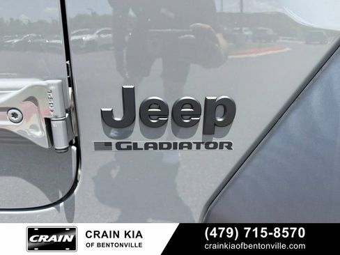 Used 2023 Jeep Gladiator Sport AWD/4WD image 7