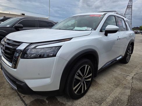 Used 2025 Nissan Pathfinder Platinum FWD image 1