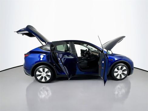 Used 2022 Tesla Model Y Long Range image 36
