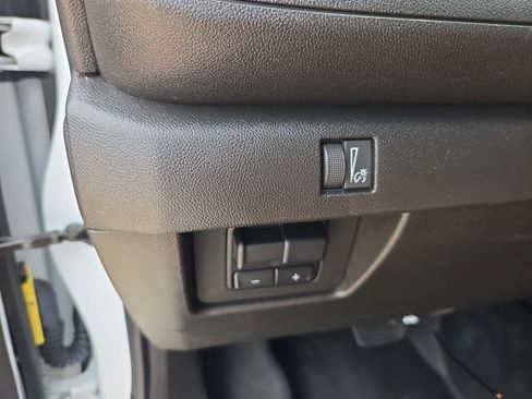 Used 2024 Chevrolet Colorado W/T RWD image 17