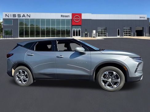 Used 2025 Chevrolet Blazer LT AWD/4WD image 2