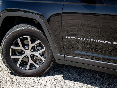 Used 2024 Jeep Grand Cherokee Limited AWD/4WD image 10