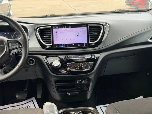 Used 2022 Chrysler Pacifica Touring FWD image 14