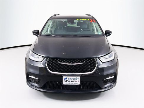 Used 2021 Chrysler Pacifica Touring-L FWD image 2