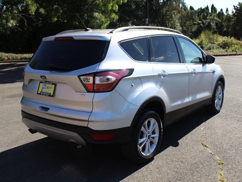 Used 2018 Ford Escape SE w/ Ford Safe & Smart Package AWD/4WD image 4
